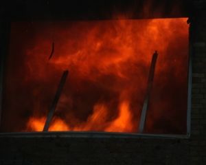 63 человека эвакуировали из горящей многоэтажки в Харькове