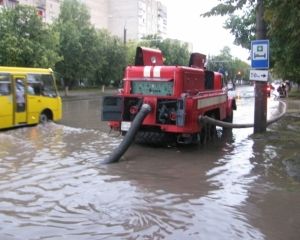 В Луцке до сих пор откачивают воду из роддома, школ и многоэтажек