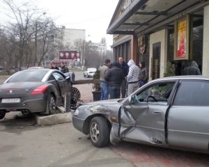 В Одесі 16-річний мажор збив 2 пішоходів і розбив 4 припарковані автівки (відео)