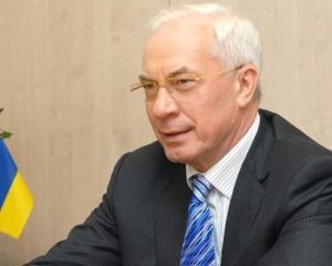 Азаров подякував українкам за красу і невичерпну мудрість