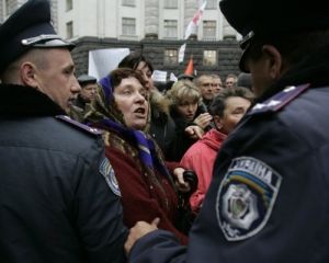 Чернобыльцы пикетируют Кабмин