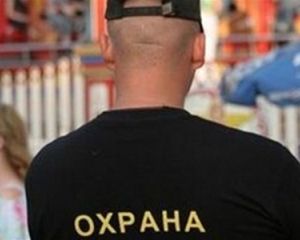 Охранники столичного торгового центра задерживали покупателей и требовали деньги (видео)