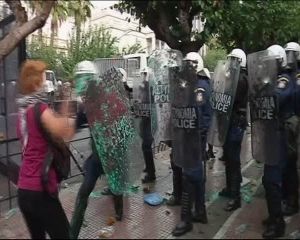 Визиты Меркель в Греции вызвал настоящую уличную войну (видео)