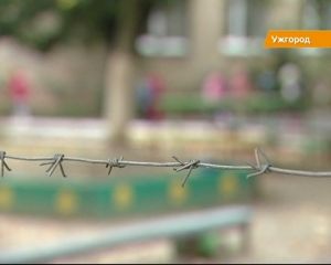 Строгое воспитание: В Ужгороде детсад оградили колючей проволокой