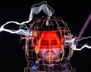 Американский иллюзионист три дня продержится на «электрическом стуле»