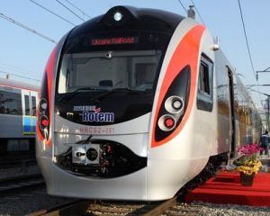 Украинский поезд обогнал Hyundai: машинисты устроили гонки