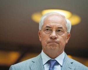 Азаров заверил учителей, что уважает их, потому что у него жена