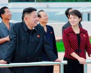 Жена лидера КНДР появилась на публике в смелом наряде