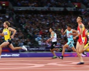 Паралимпийский чемпион перед стартом целует тризуб
