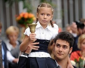 Колокольчики, цветы и улыбки! Школы торжественно начали новый учебный год