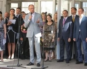 Яценюк провел День знаний в школе Тимошенко
