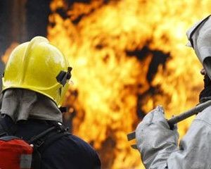 Испанские пожарные смогли остановить распространение огня