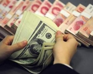 Украинцы продолжают скупать валюту