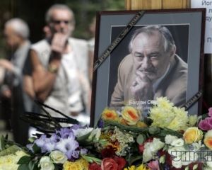 Памятник Богдану Ступке создадут в виде руки, которая держит маску
