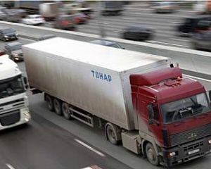 Из-за жары грузовики не выпускают на трассу, они прилипают к асфальту
