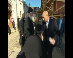 Священник напугал Путина поцелуем (видео)