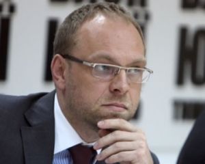 Власенко говорит, что Тимошенко в выходные вернут в колонию