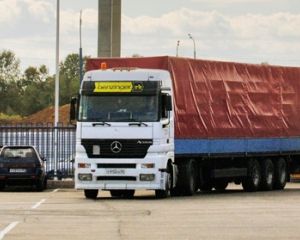 Люди против грузовиков: Жители Луцка бросаются под фуры