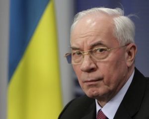 Азаров вышел в люди в голубой вышиванке
