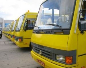 Табачник привез николаевским педагогами 37 школьных автобусов