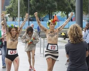 Французские Femen устроили в Лондоне пробег топлес