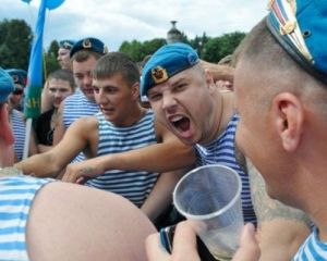 Пьяные московские десантники с муляжом гранатомета на