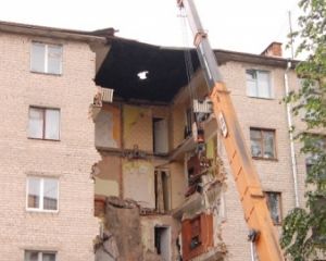 Власть хочет заселить людей обратно в дом под обломками которого погибли двое пенсионеров