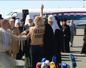 Полуголая активистка FEMEN накинулась на патриарха Кирилла (видео)