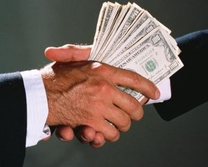 Третина європейців вважають корупцію звичним явищем
