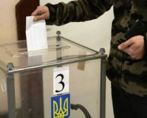 На позачергових виборах під Києвом лідирує регіонал