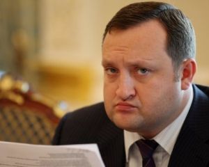 Гривню коливає Греція
