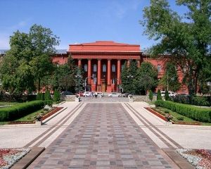 В університеті Шевченка звільнили декана через те, що старости груп насилу загодовували викладачів