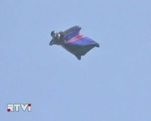 Британський каскадер стрибнув без парашута з 730-метрової висоти