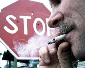 Рада заборонила курити навіть у ліфтах і таксофонах