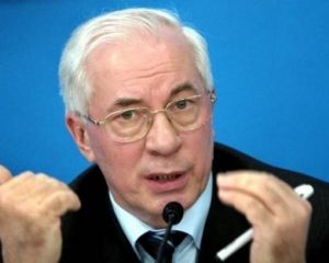 Азаров з’їздив у пологовий