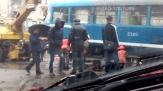 Ливень остановил Одессу: трамваи сошли с рельсов, деревья упали на авто