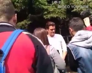 Орландо Блум відвідав Слов’янськ і зробив селфі зі школяркою