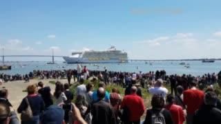 Крупнейший в мире круизный лайнер отправился в первый рейс