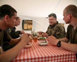 Порошенко насолоджується наваристим борщем з бійцями в зоні АТО
