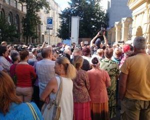 Сестри Савченко мітингують в центрі Києва