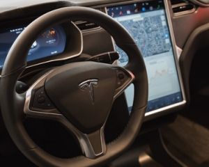 Автопілот Tesla врятував життя водієві