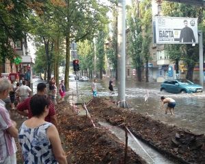 Шторм затопив Одесу: падали дерева та балкони (ФОТО, ВІДЕО)