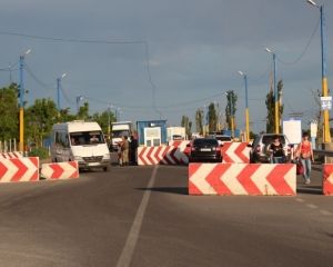 Прикордонники пострілами зупинили авто, що проривалося до Криму