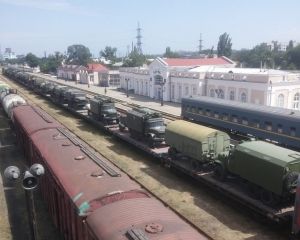 Путін стягує війська у Крим (ФОТО, ВІДЕО)