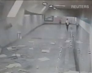 У метро Шанхаю впала стеля