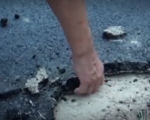 В Україні дорогу постелили на болото (ВІДЕО)