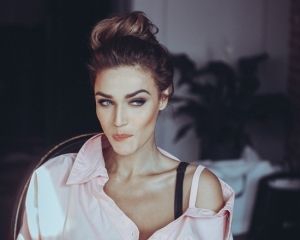 Альона Водонаєва продемонструвала глибоке декольте (ФОТО)