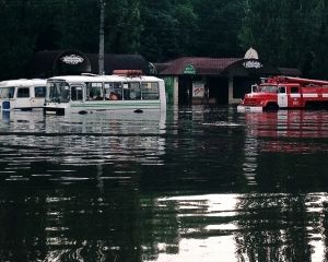 Потоп у Черкасах: з маршруток людей діставали рятувальники (ФОТО, ВІДЕО)