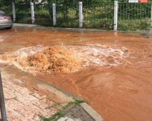 Потоп в Киеве: посреди улицы появилось