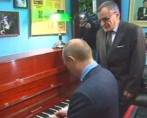Так и я могу, пусть Мурку сбацает: в сети смеются над пианистом Путиным